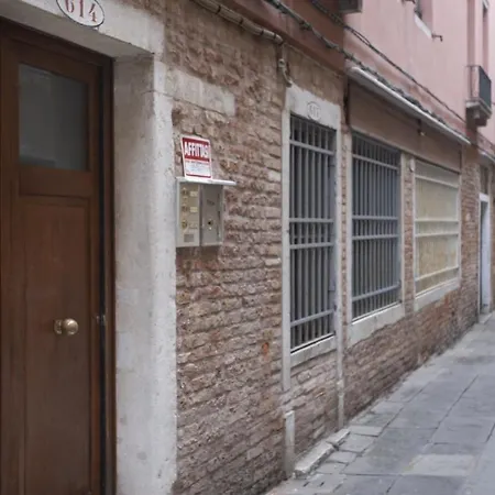 里亚尔托浪漫公寓 *