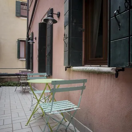 里亚尔托浪漫公寓 *