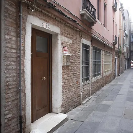 里亚尔托浪漫公寓 *